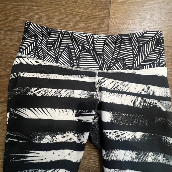 Lululemon Wunder Under Crop II Sz 6 Shady Palms White Black Striped Banana - Picture 5 of 11